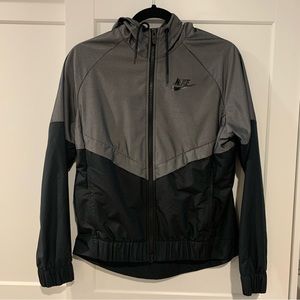 Super cute basic light Nike windbreaker size Small